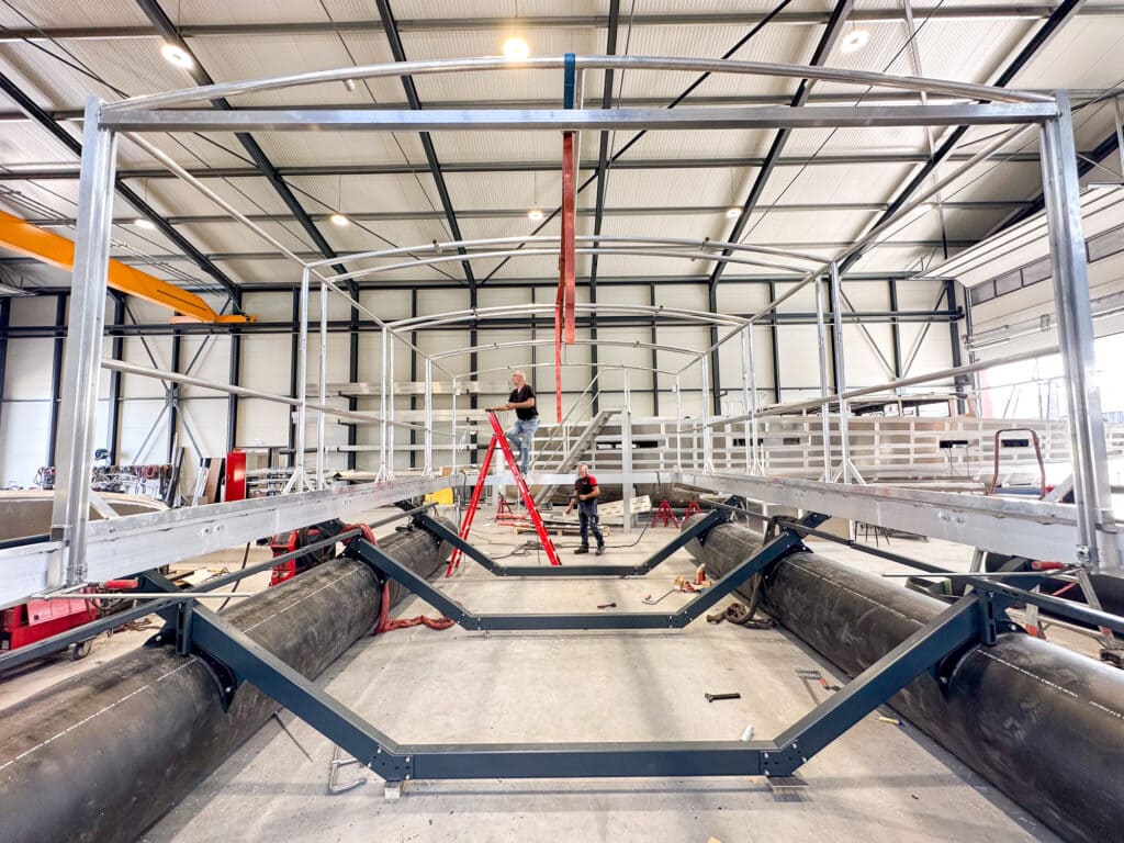 Aluminium constructie met drijvers van een boothuis in de werkplaats