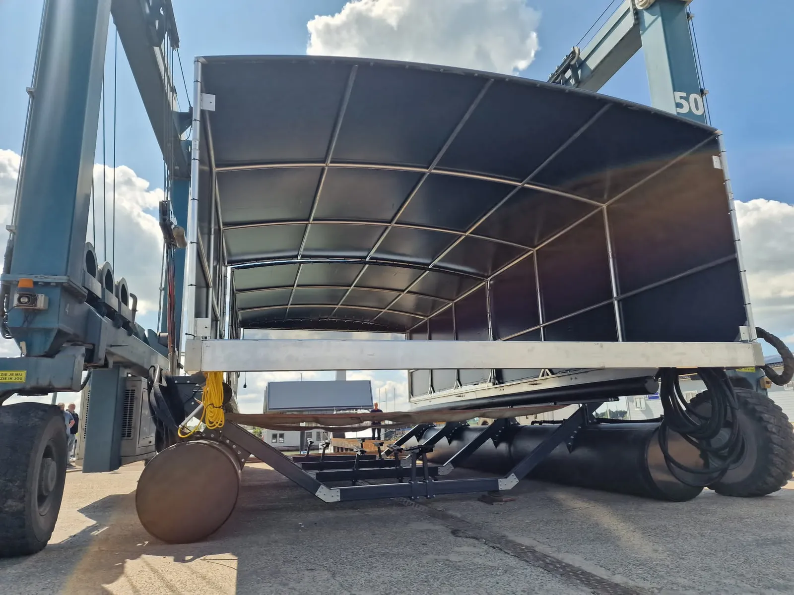Onderaanzicht van een boothuis met bootlift in een portaalkraan