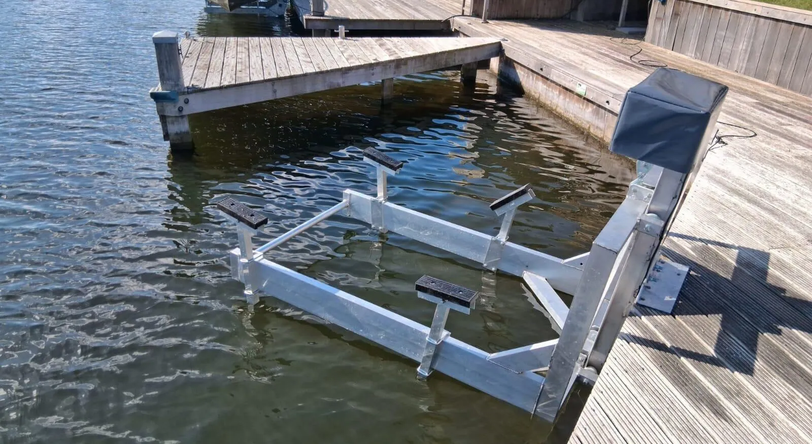Kade-bootlift zonder boot aan een houten steiger
