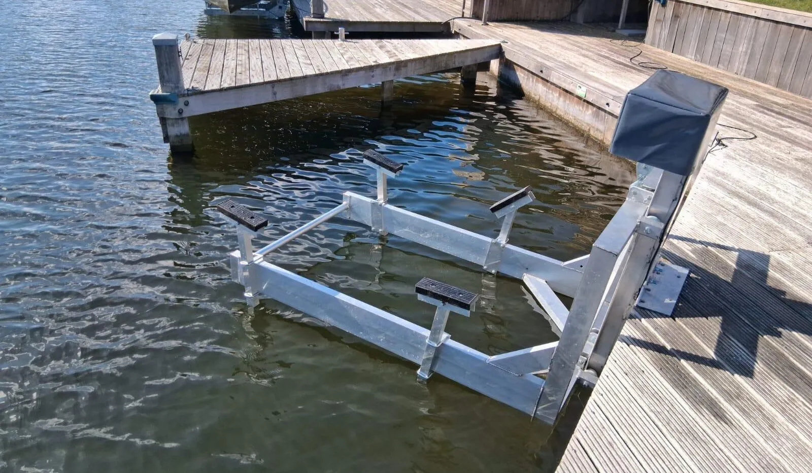 Kade-bootlift zonder boot aan een houten steiger