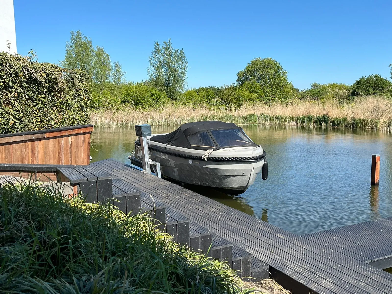 Sloep op een kadelift aan een houten steiger in Almere