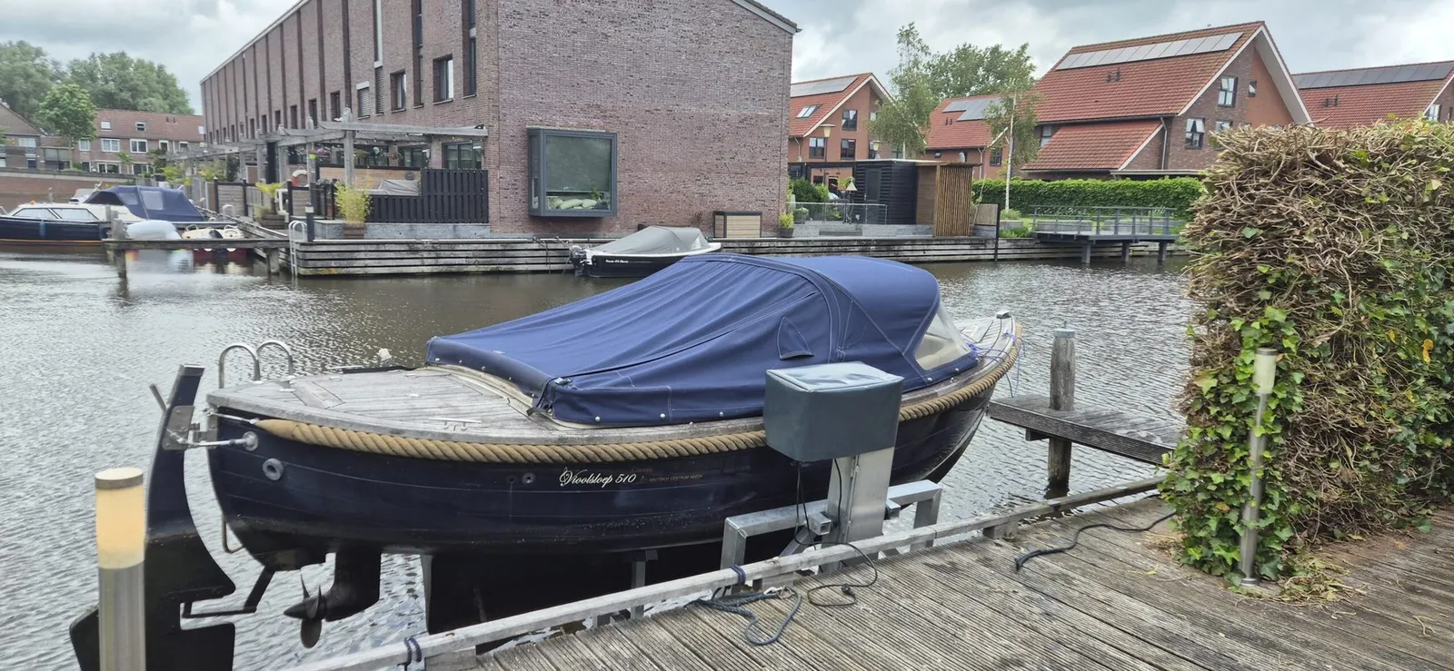 Sloep met afdekzeil op een kadelift in Leeuwarden